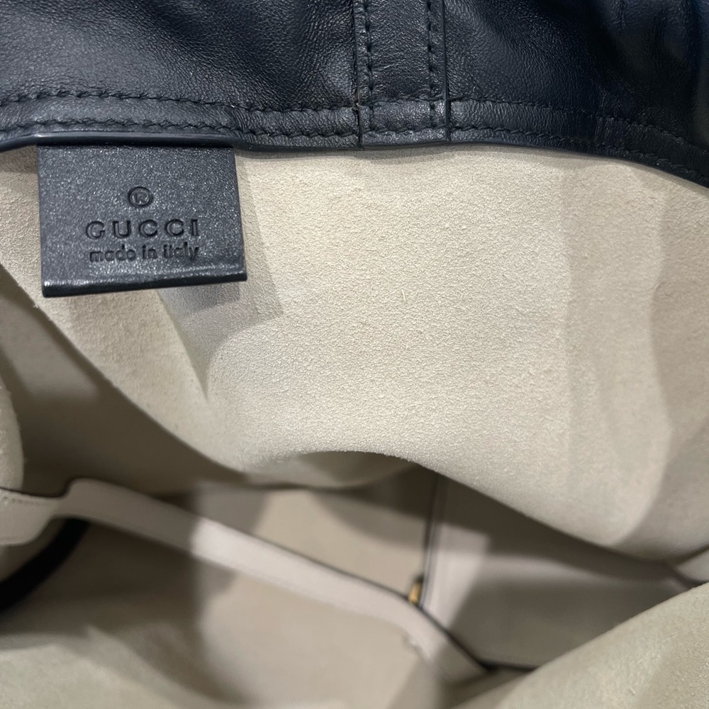 GUCCI Sherry line GUCCI logo print drawstring  Tote Bag. 100 % leather - Picture 9 of 11